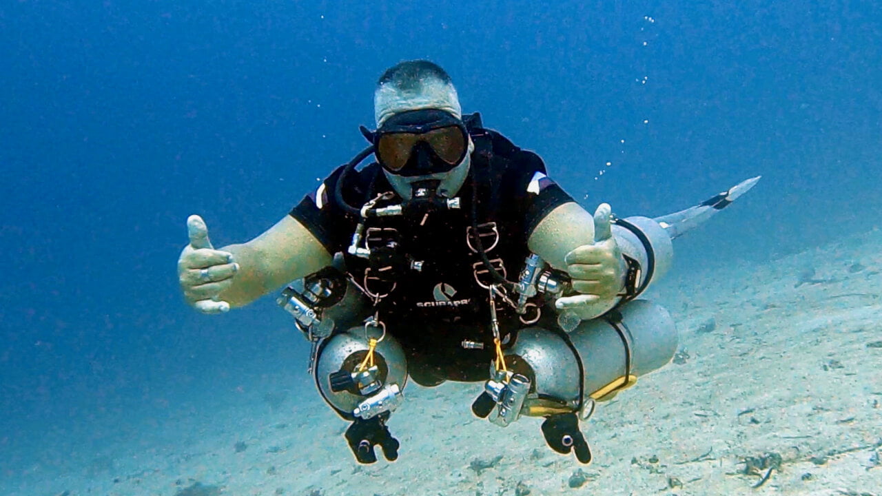 sidemount diver